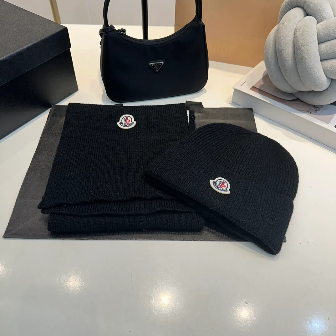 P160 Moncler muzzle suit autumn and winter style cuffed wool knitted beanie High quality customization! This must be my favorite of minimalism. It is clean, neat, fashionable and versatile, and will definitely not be picky about your face shape! A fashionable classic that lasts forever! Both men and women are welcome!