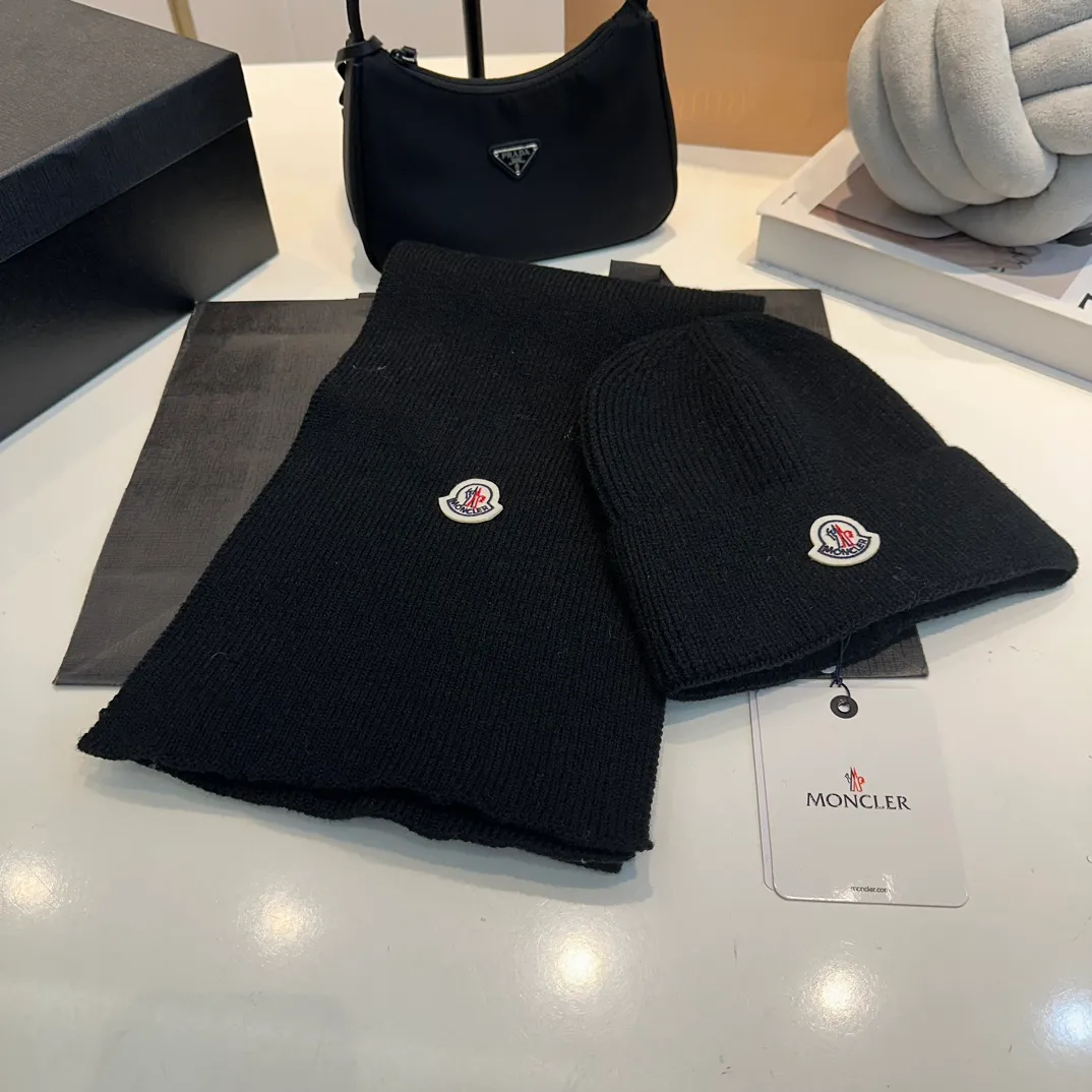 P160 Moncler muzzle suit autumn and winter style cuffed wool knitted beanie High quality customization! This must be my favorite of minimalism. It is clean, neat, fashionable and versatile, and will definitely not be picky about your face shape! A fashionable classic that lasts forever! Both men and women are welcome!
