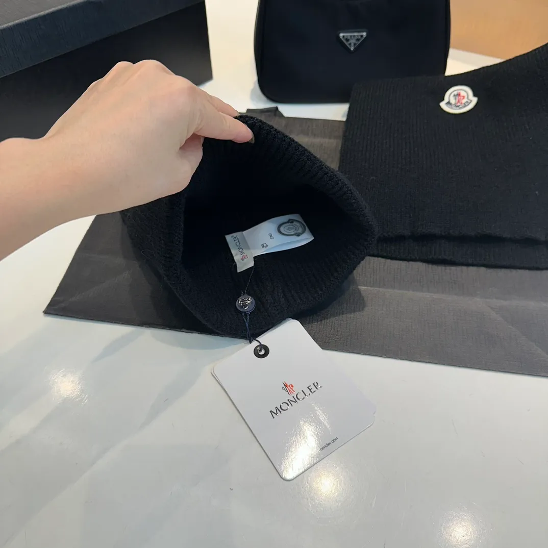 P160 Moncler muzzle suit autumn and winter style cuffed wool knitted beanie High quality customization! This must be my favorite of minimalism. It is clean, neat, fashionable and versatile, and will definitely not be picky about your face shape! A fashionable classic that lasts forever! Both men and women are welcome!