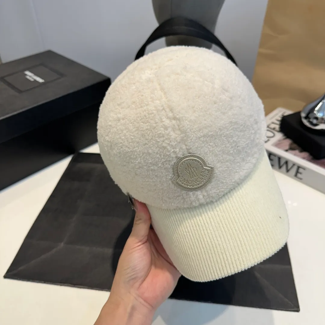 P70 Moncler Mouth Logo Baseball Cap, a must-have item for no-makeup makeup. It looks cool when paired with sweaters and T-shirts! The days when I don’t wash my hair all depend on this hat~