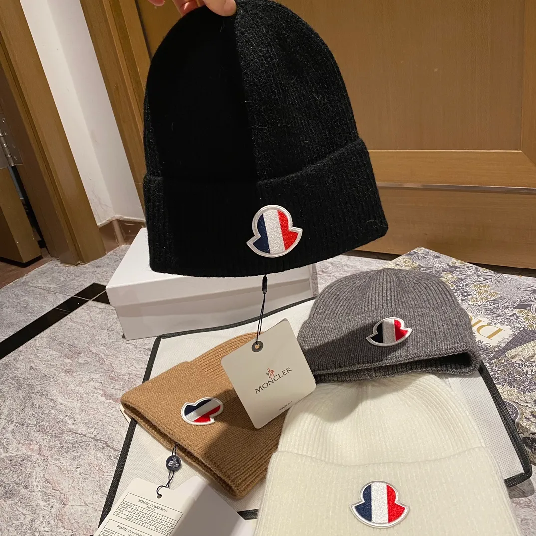 Moncler muzzle knitted hat