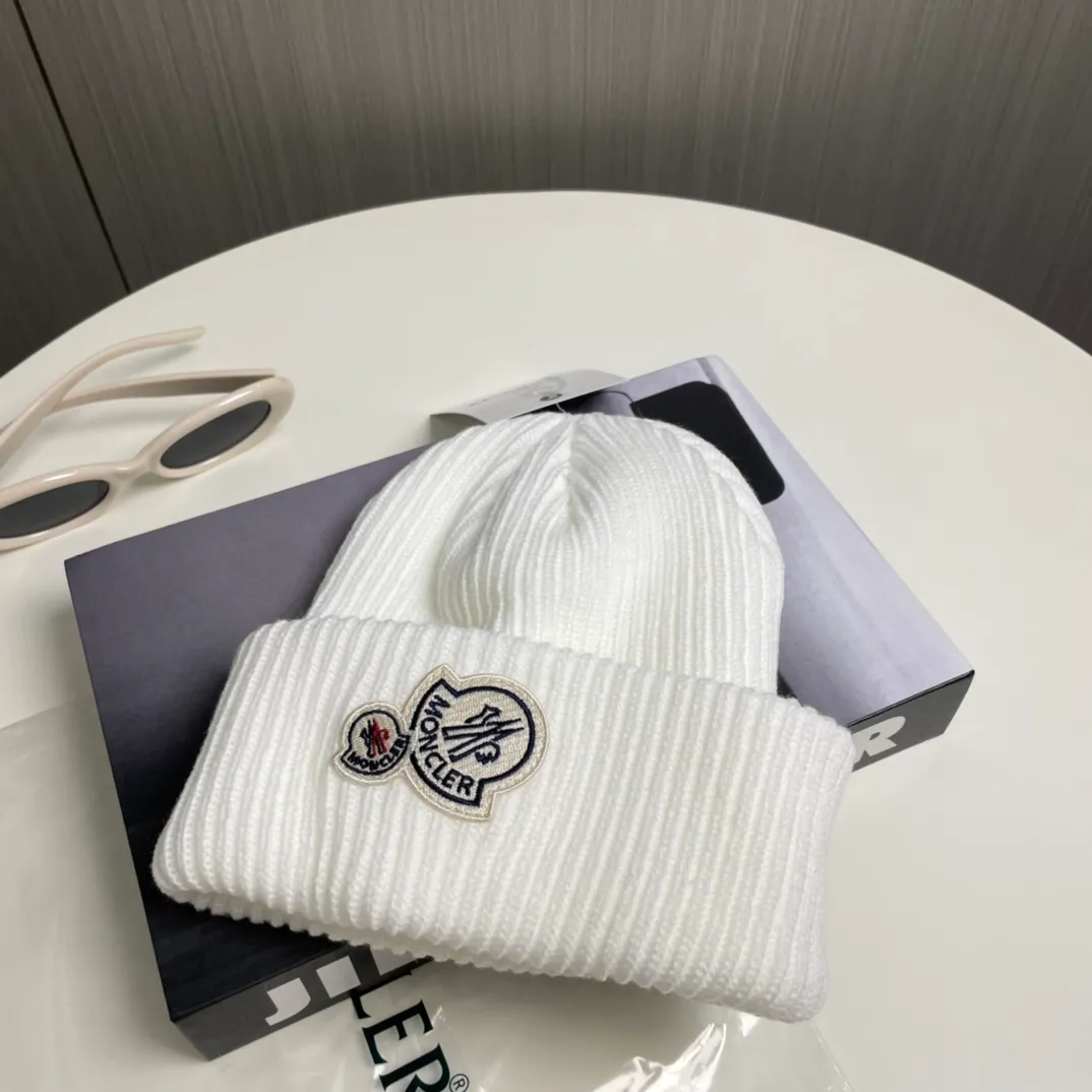 P56 comes with a dust bag for Moncler💥 Official website classic knitted hat, original replica. Very soft and skin-friendly, very elastic 💓 Textured and very versatile style ~ Warm cashmere woolen hat, one size fits all and elastic ~ Unisex, can be worn by any head size. Super quality, highly recommended