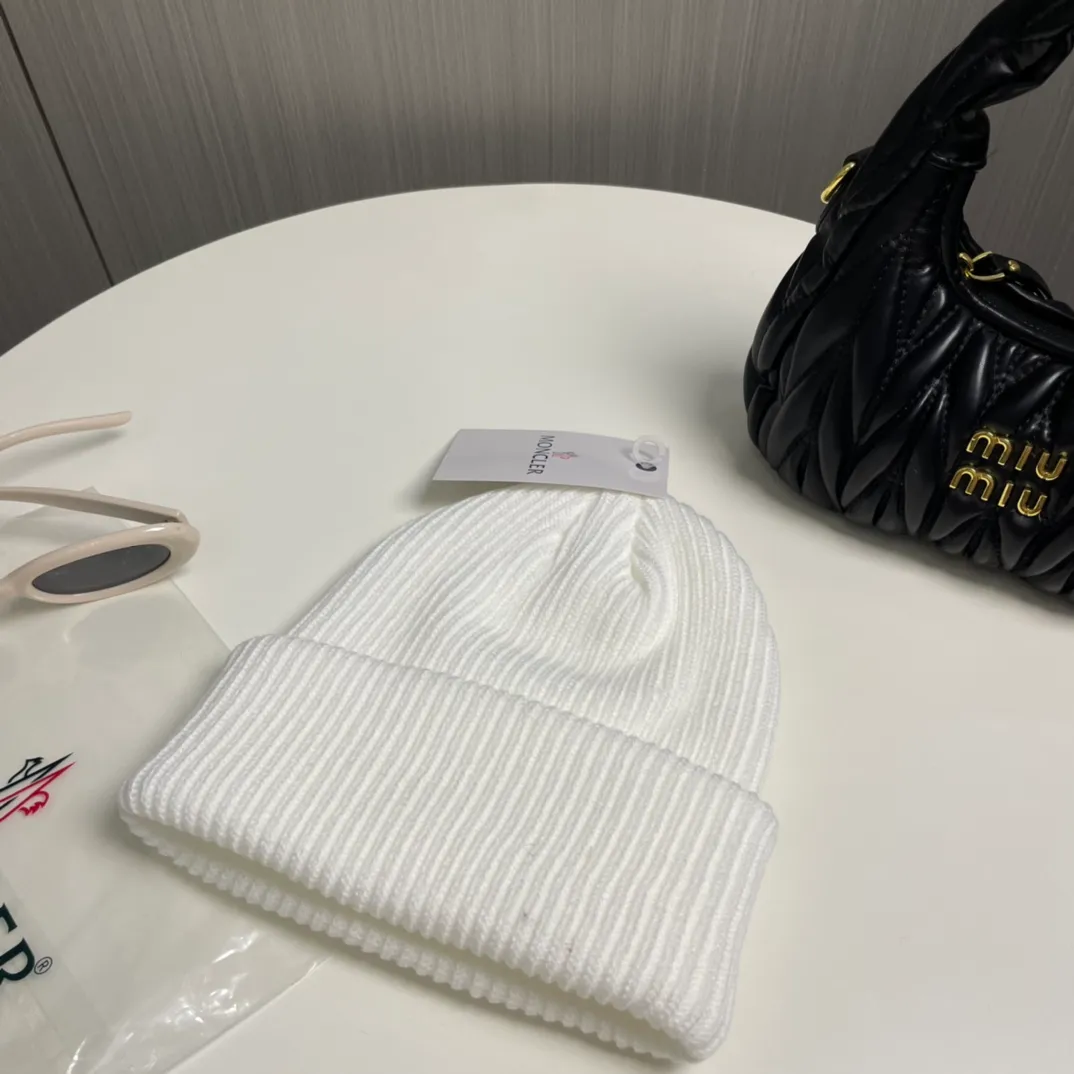 P56 comes with a dust bag for Moncler💥 Official website classic knitted hat, original replica. Very soft and skin-friendly, very elastic 💓 Textured and very versatile style ~ Warm cashmere woolen hat, one size fits all and elastic ~ Unisex, can be worn by any head size. Super quality, highly recommended