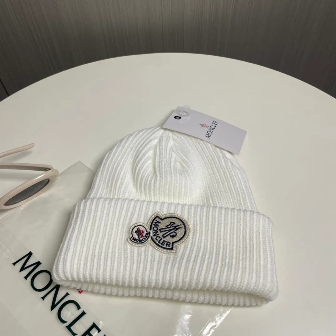 P56 comes with a dust bag for Moncler💥 Official website classic knitted hat, original replica. Very soft and skin-friendly, very elastic 💓 Textured and very versatile style ~ Warm cashmere woolen hat, one size fits all and elastic ~ Unisex, can be worn by any head size. Super quality, highly recommended