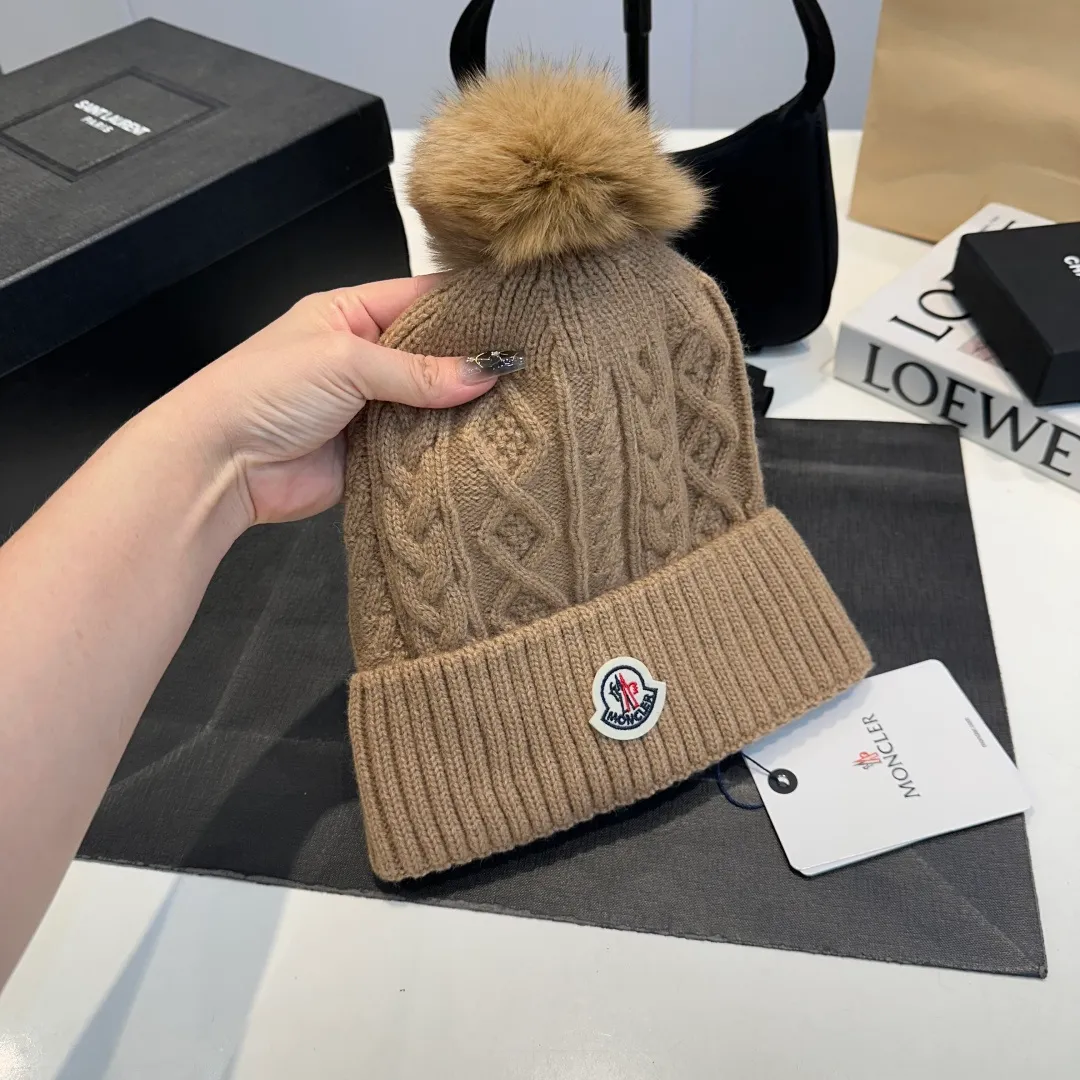 P90 high version Moncler Moncler 💥 Official website classic knitted hat, replica of the original. Very soft and skin-friendly, very elastic 💓 Textured and very versatile style ~ Warm cashmere woolen hat, one size fits all and elastic ~ Unisex, can be worn by any head size. Super quality, highly recommended