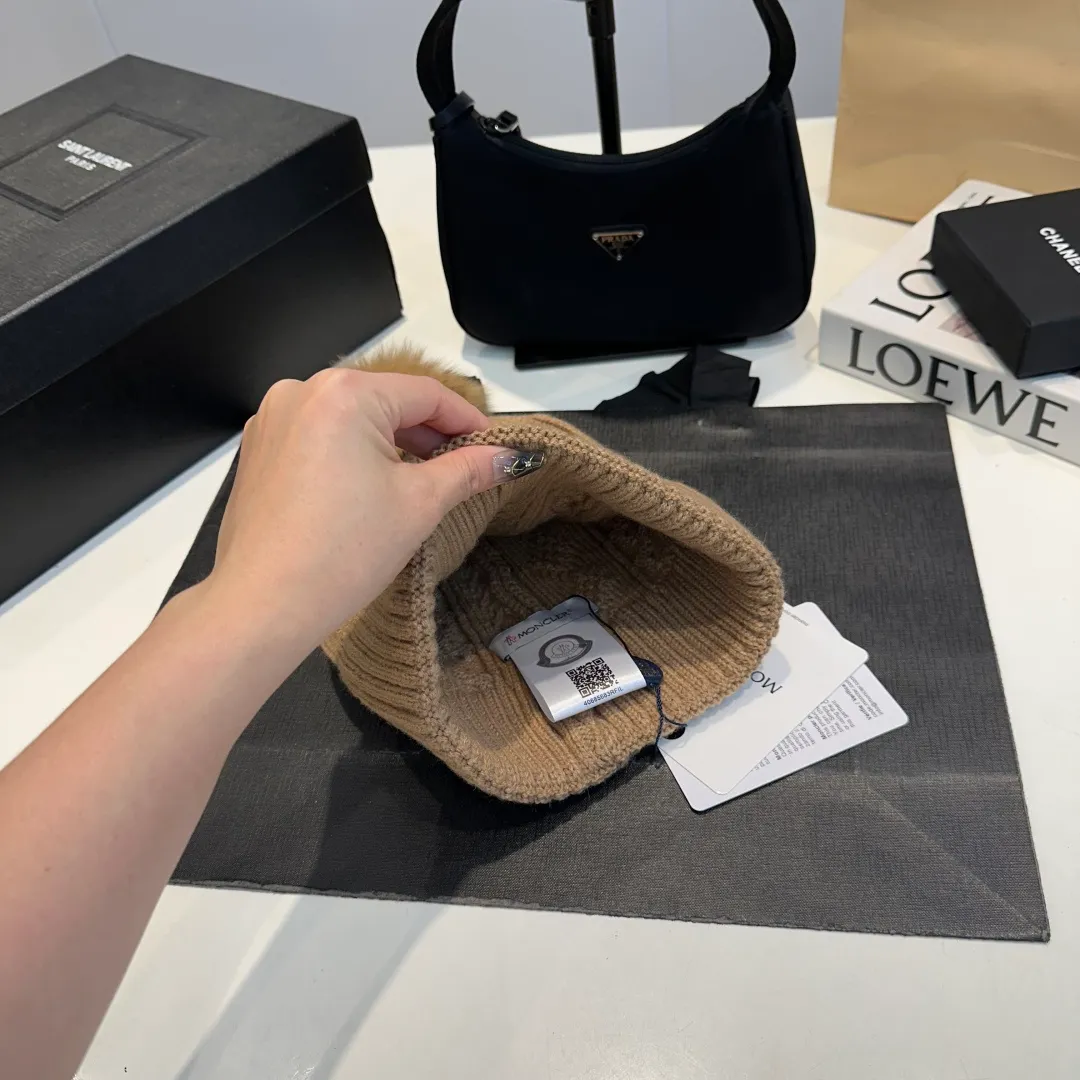 P90 high version Moncler Moncler 💥 Official website classic knitted hat, replica of the original. Very soft and skin-friendly, very elastic 💓 Textured and very versatile style ~ Warm cashmere woolen hat, one size fits all and elastic ~ Unisex, can be worn by any head size. Super quality, highly recommended