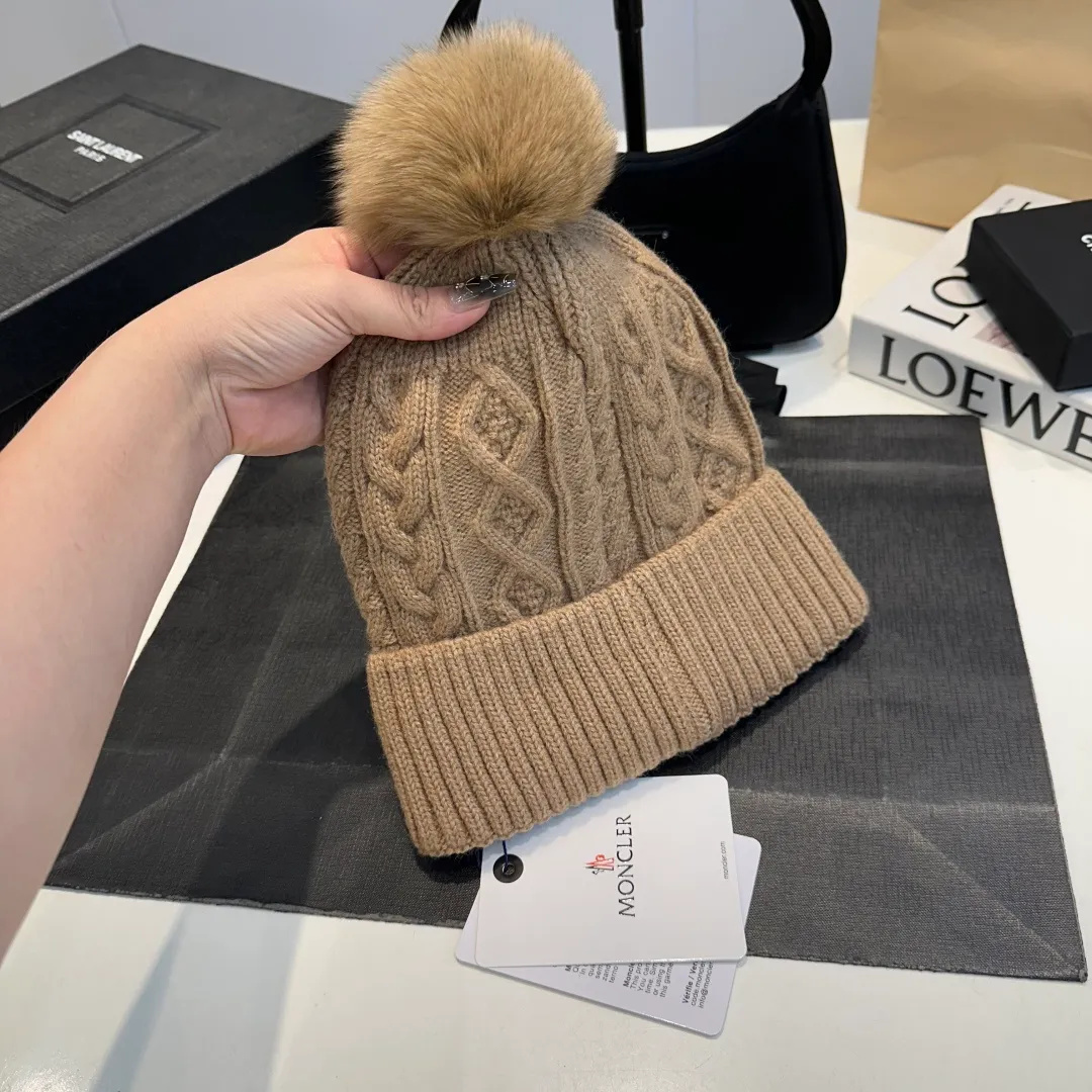 P90 high version Moncler Moncler 💥 Official website classic knitted hat, replica of the original. Very soft and skin-friendly, very elastic 💓 Textured and very versatile style ~ Warm cashmere woolen hat, one size fits all and elastic ~ Unisex, can be worn by any head size. Super quality, highly recommended