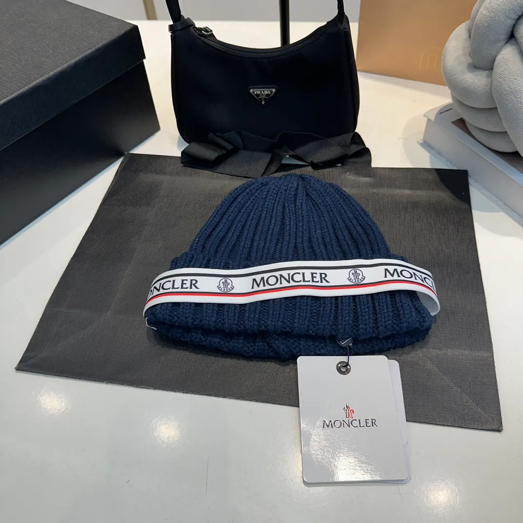 P70 Moncler Mouth Mouth, the latest model from the official website 🆕 Thick knitted beanie for autumn and winter. The knitted hat is a must-have for winter wear®️. It not only has the function of preventing cold, but also serves as a match to enhance the winter atmosphere. At the same time, thick knitted beanie is also very friendly to friends with big heads!