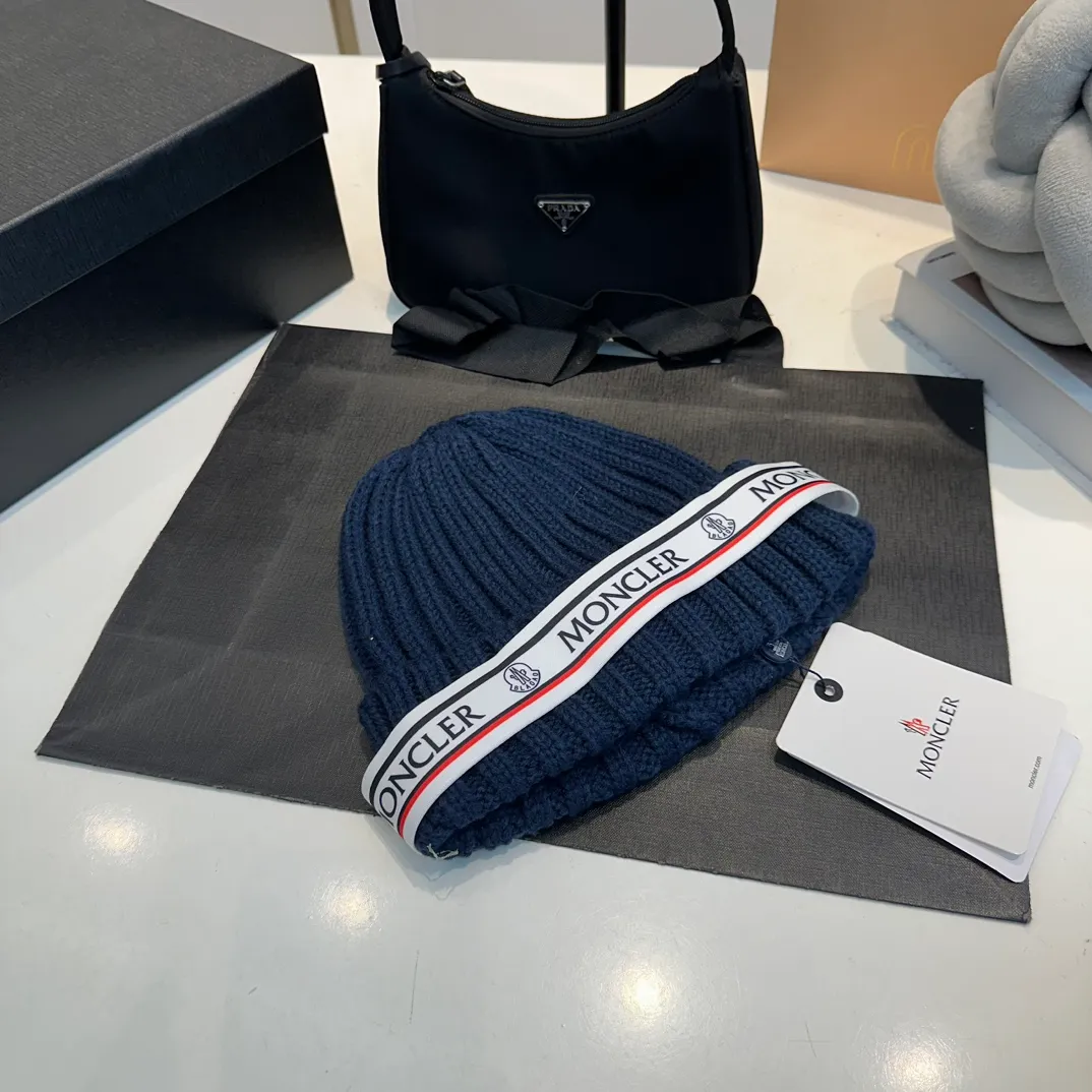 P70 Moncler Mouth Mouth, the latest model from the official website 🆕 Thick knitted beanie for autumn and winter. The knitted hat is a must-have for winter wear®️. It not only has the function of preventing cold, but also serves as a match to enhance the winter atmosphere. At the same time, thick knitted beanie is also very friendly to friends with big heads!