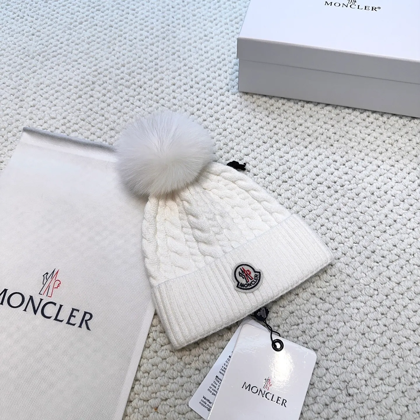 P100 with dust bag, high version Moncler Moncler 💥Official website classic knitted hat, replica of the original. Very soft and skin-friendly, very elastic 💓 Textured and very versatile style ~ Warm cashmere woolen hat, one size fits all and elastic ~ Unisex, can be worn by any head size. Super quality, highly recommended