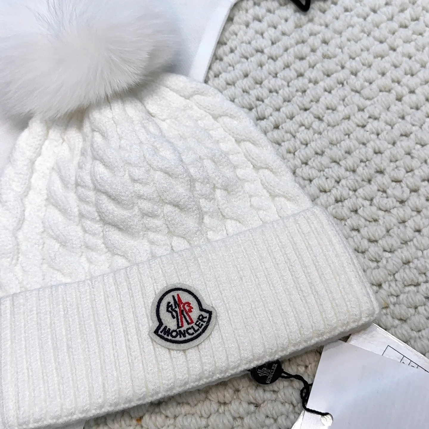P100 with dust bag, high version Moncler Moncler 💥Official website classic knitted hat, replica of the original. Very soft and skin-friendly, very elastic 💓 Textured and very versatile style ~ Warm cashmere woolen hat, one size fits all and elastic ~ Unisex, can be worn by any head size. Super quality, highly recommended
