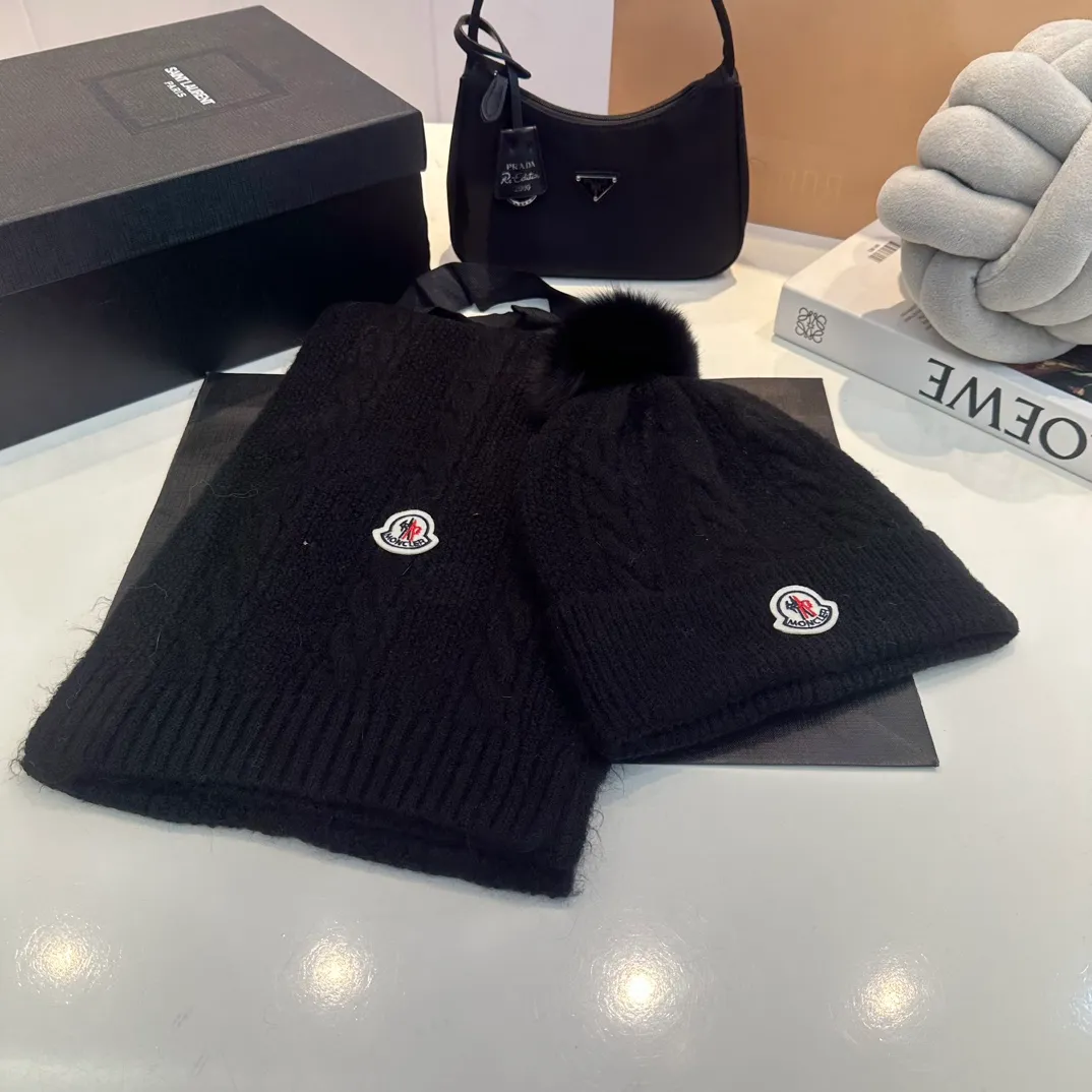 P180 MONCLER Mouth Cover Suit♥️Original hat and scarf set! Made of rabbit velvet➕cashmere, with a 15cm fox fur ball, a real fur ball! Warm and fashionable 😱[愄火] Versatile style [Love] The texture is very good, comfortable and breathable [Hey ha] Looks good no matter how you match it [Shh] A must-have for fashionistas [Wit] 4 colors available❤️❤️Unisex, the ball can be removed