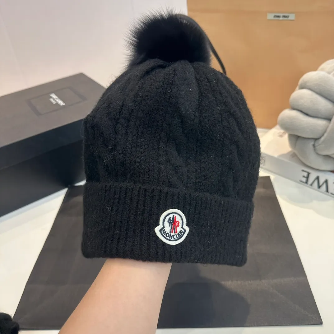 P180 MONCLER Mouth Cover Suit♥️Original hat and scarf set! Made of rabbit velvet➕cashmere, with a 15cm fox fur ball, a real fur ball! Warm and fashionable 😱[愄火] Versatile style [Love] The texture is very good, comfortable and breathable [Hey ha] Looks good no matter how you match it [Shh] A must-have for fashionistas [Wit] 4 colors available❤️❤️Unisex, the ball can be removed