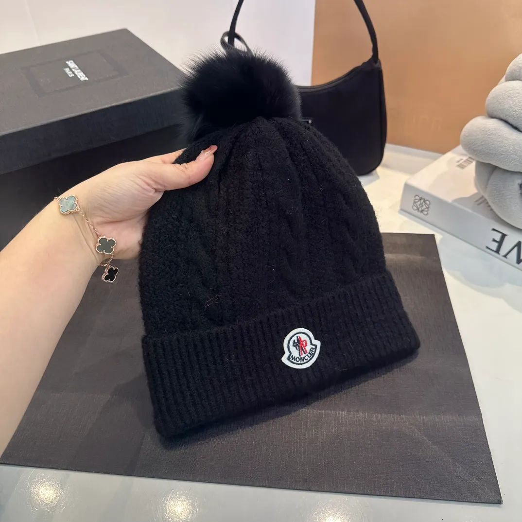 P180 MONCLER Mouth Cover Suit♥️Original hat and scarf set! Made of rabbit velvet➕cashmere, with a 15cm fox fur ball, a real fur ball! Warm and fashionable 😱[愄火] Versatile style [Love] The texture is very good, comfortable and breathable [Hey ha] Looks good no matter how you match it [Shh] A must-have for fashionistas [Wit] 4 colors available❤️❤️Unisex, the ball can be removed