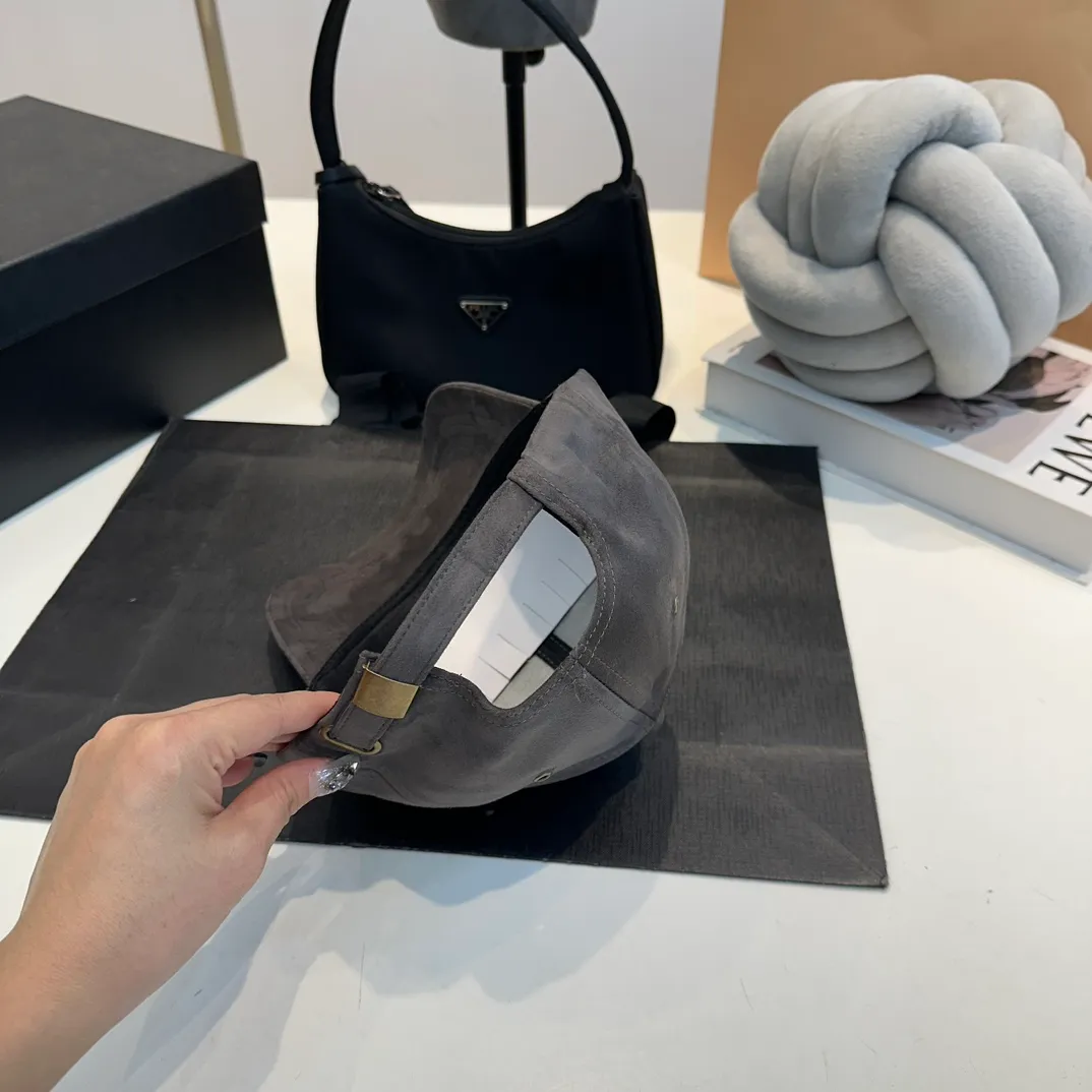 P60 * Moncler masked cotton baseball cap, a treasured item! Paired with exquisite embroidery, versatile colors👌 super flattering and small, same style for men and women, really cool~