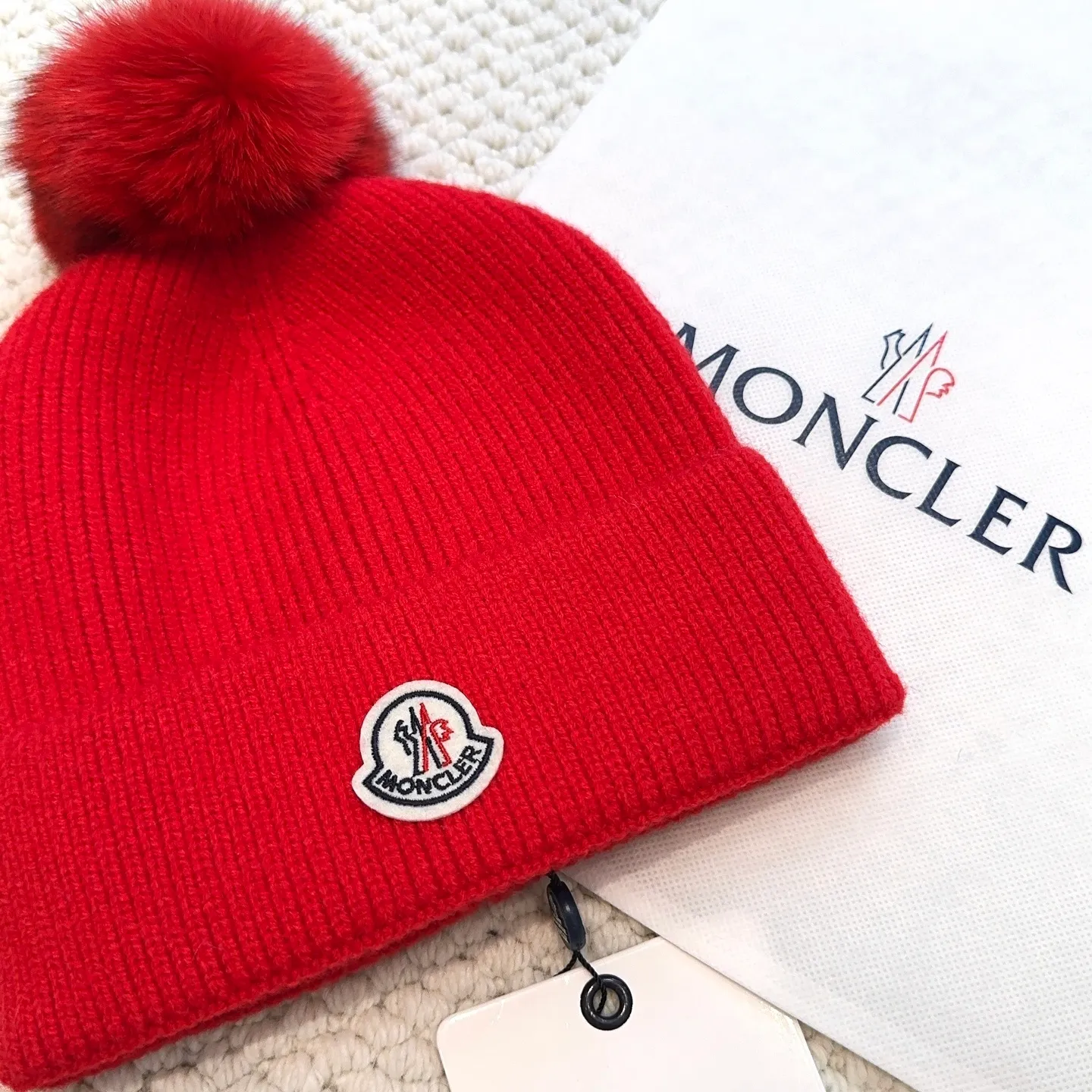 P80 with dust bag, high version Moncler Moncler 💥Official website classic knitted hat, replica of the original. Very soft and skin-friendly, very elastic 💓 Textured and very versatile style ~ Warm cashmere woolen hat, one size fits all and elastic ~ Unisex, can be worn by any head size. Super quality, highly recommended