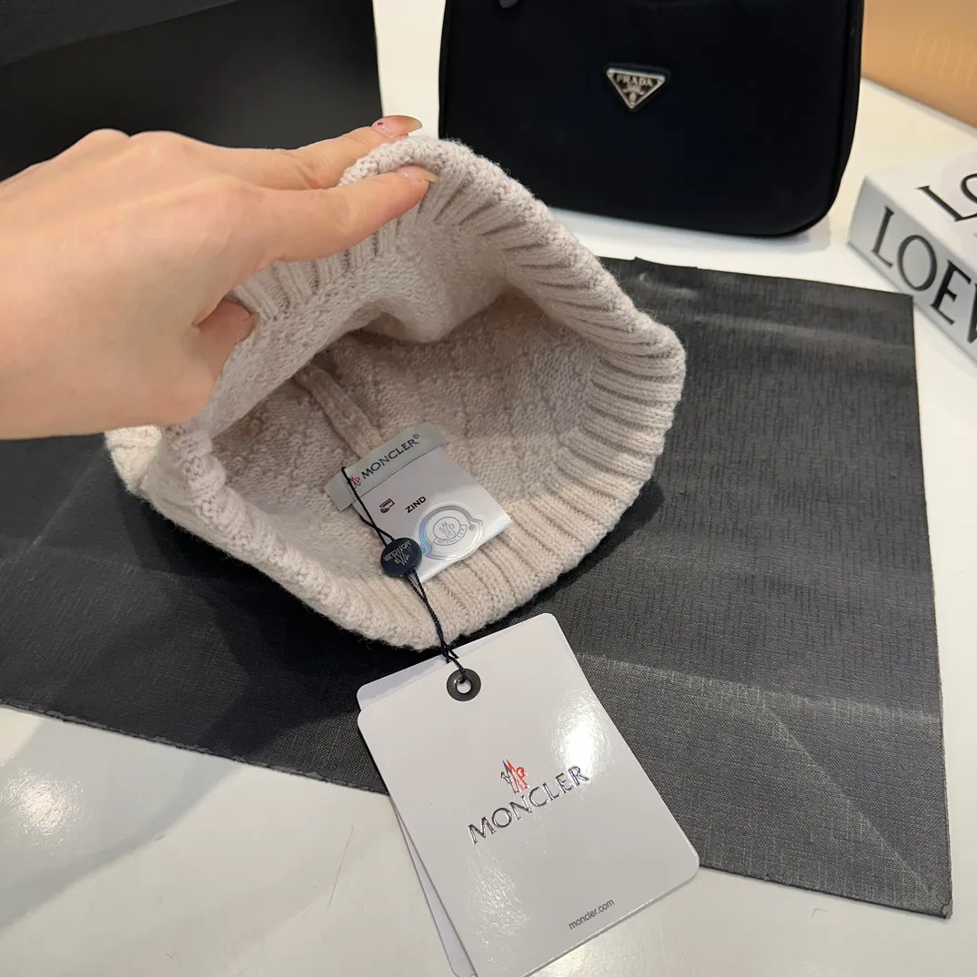 P80 Moncler👒high-end genuine exclusive style, hemp flower knitted hat, made of selected wool, skin-friendly and super soft‼ ️Paired with fox fur balls, it is very age-reducing‼ ️Complete trademark hangtags
