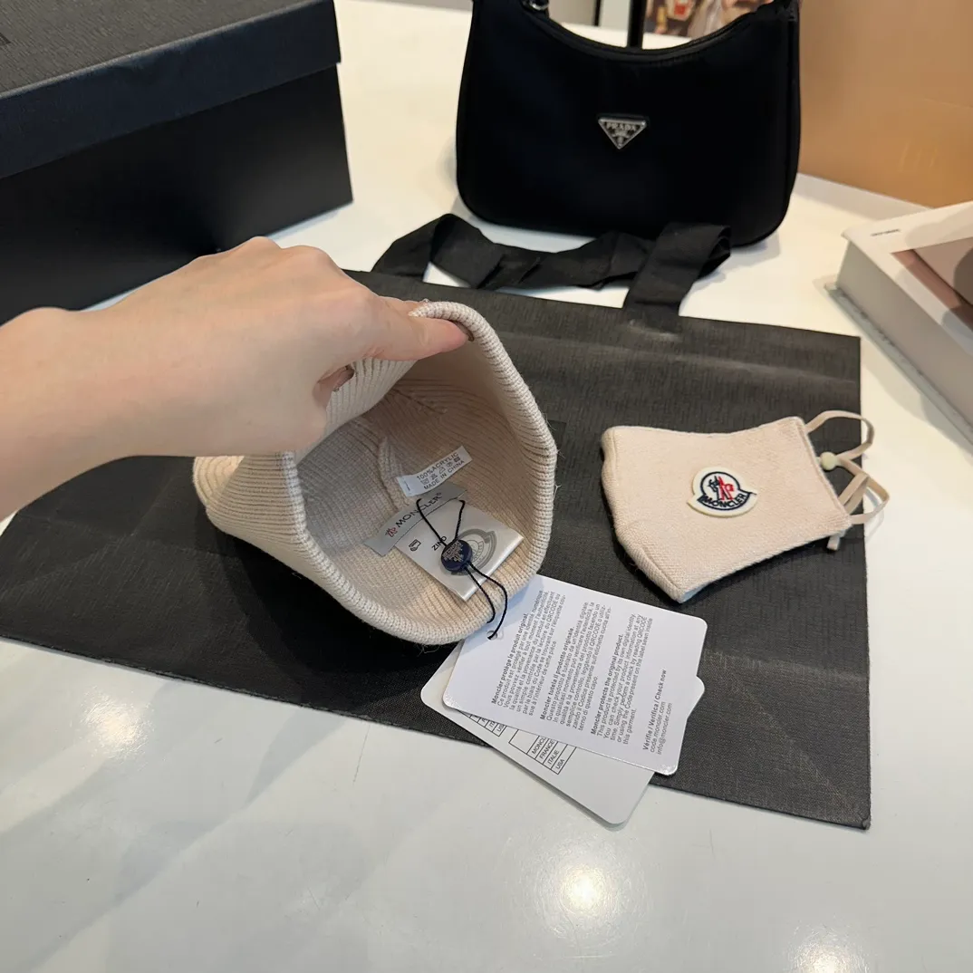 P80 Moncler muzzle hat + mask imitating cold set Autumn and winter women's wool woven warm knitted hat Cashmere soft and waxy texture, authentic quality enjoyment! Original label! High quality in stock!