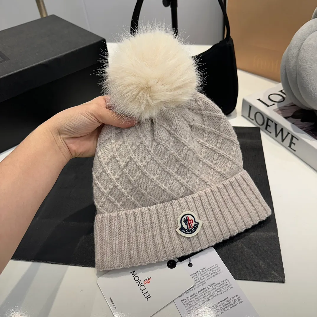 P80 Moncler👒high-end genuine exclusive style, hemp flower knitted hat, made of selected wool, skin-friendly and super soft‼ ️Paired with fox fur balls, it is very age-reducing‼ ️Complete trademark hangtags