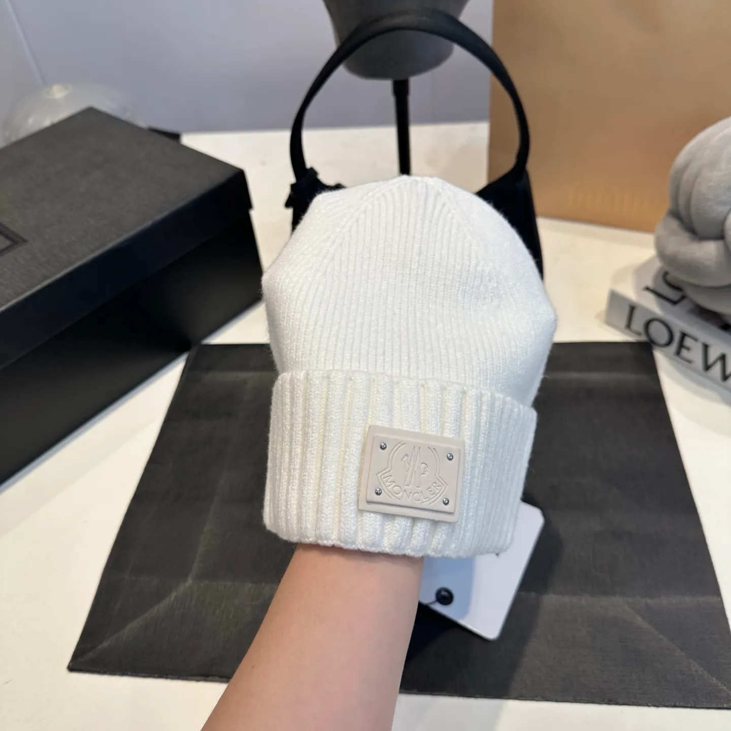 P50 Moncler warm woolen hat, sweet and cool style! Reduce your age and make your face look smaller. I’d like to share it with everyone. Every color matches well and the breasts are milky.