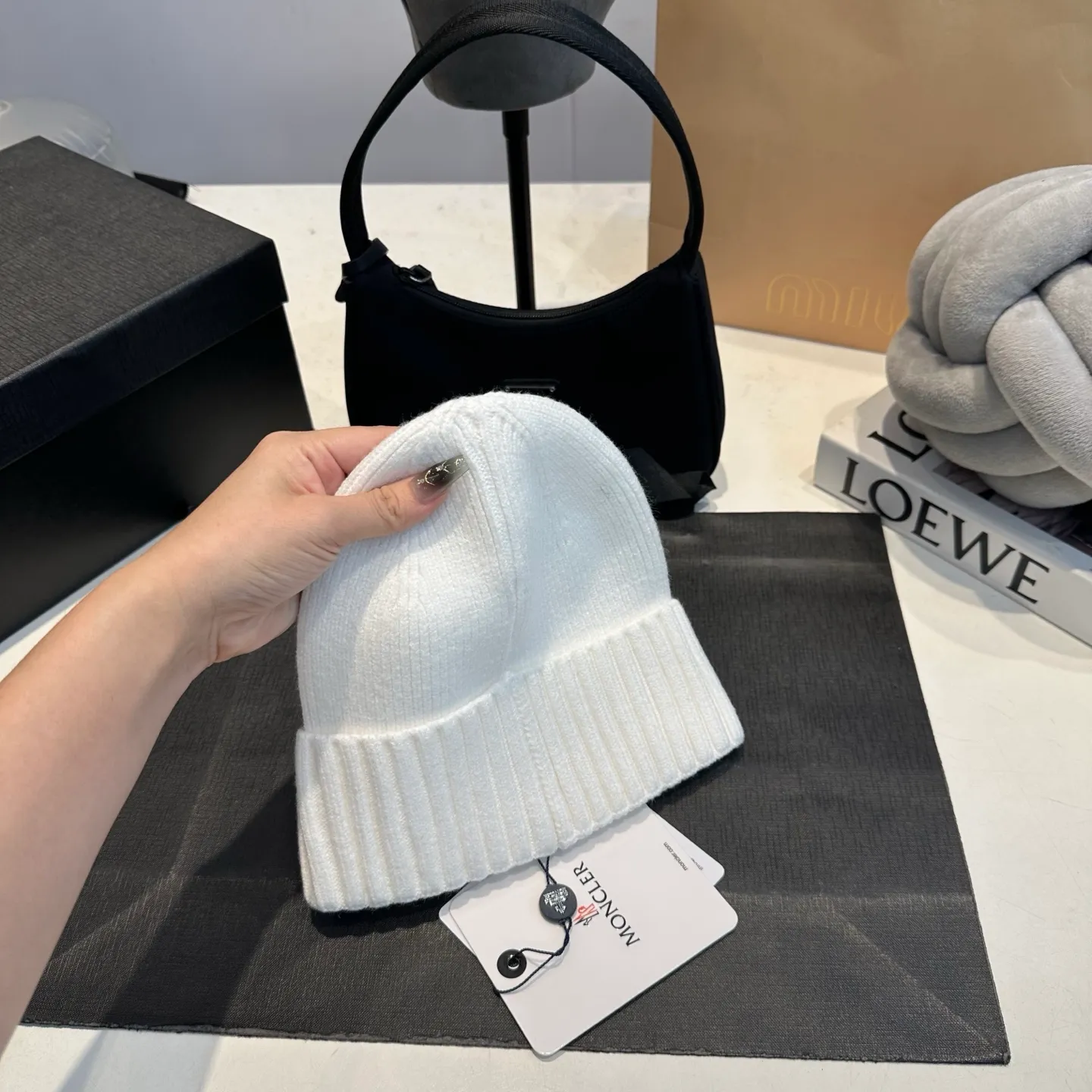 P50 Moncler warm woolen hat, sweet and cool style! Reduce your age and make your face look smaller. I’d like to share it with everyone. Every color matches well and the breasts are milky.