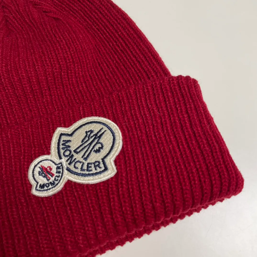 P56 comes with a dust bag for Moncler💥 Official website classic knitted hat, original replica. Very soft and skin-friendly, very elastic 💓 Textured and very versatile style ~ Warm cashmere woolen hat, one size fits all and elastic ~ Unisex, can be worn by any head size. Super quality, highly recommended