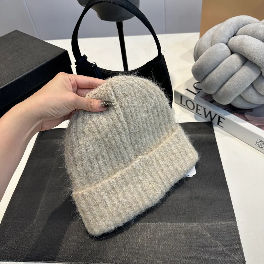 P56 MONCLER 🎩 wool knitted beanie, good quality, high-end, super soft! Super hot💖The texture is great and it’s great to match when out on the street! Fashion trends! A must-have item for winter, the same style for men and women, get it now!