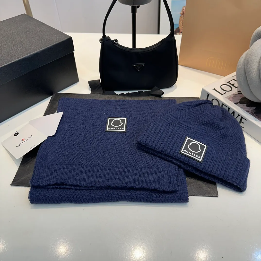 P110 MONCLER classic suit hat! Hat ➕Scarf! Cashmere and Rabbit Velvet Quality! It's warm and super comfortable~A great tool for young ladies to reduce their age in winter~This winter, all you need is a set of hats~It's warm and fashionable! Unisex model! Can be made as a couple model! Complete range of anti-counterfeiting labels and elevators! Many styles, welcome to choose!!
