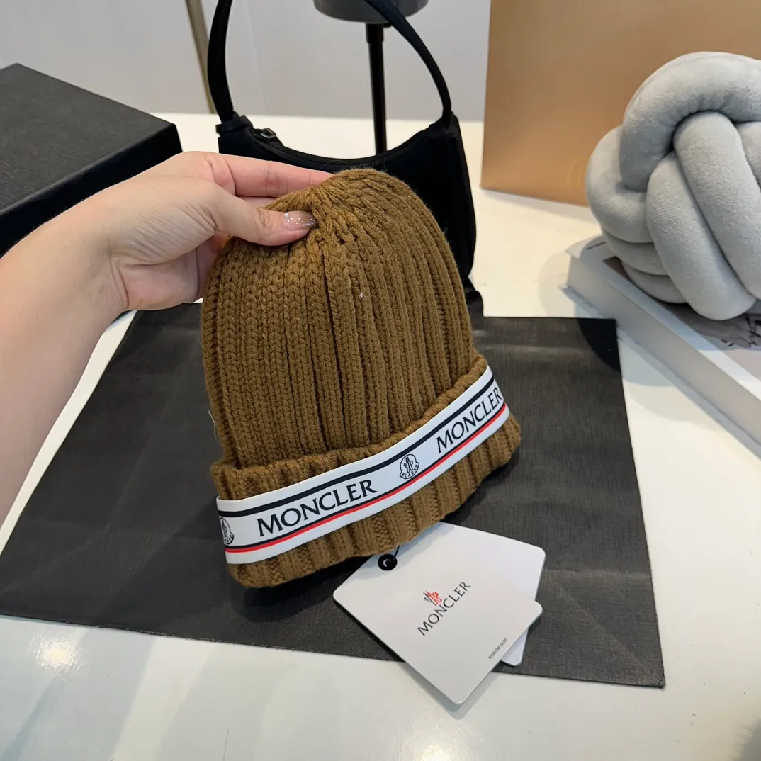 P70 Moncler Mouth Mouth, the latest model from the official website 🆕 Thick knitted beanie for autumn and winter. The knitted hat is a must-have for winter wear®️. It not only has the function of preventing cold, but also serves as a match to enhance the winter atmosphere. At the same time, thick knitted beanie is also very friendly to friends with big heads!