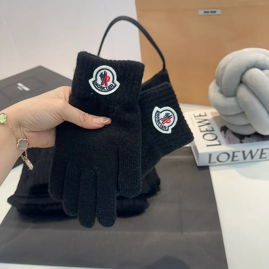 P180 Moncler autumn and winter counter model knitted beanie + scarf + gloves three-piece set, classic pattern, warm and fashionable! Fashionable and popular 🌸First-class texture, pure wool