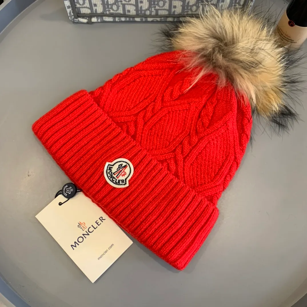 P150 Moncler Mouth Cover. Mercerized wool knit hat! Classic fox fur ball hat! Selected 15cm whole leather back fur, warm and super comfortable~A magical tool for young ladies to reduce age in winter~This is the only thing you need this winter~It is warm and fashionable! The hair ball can be removed!