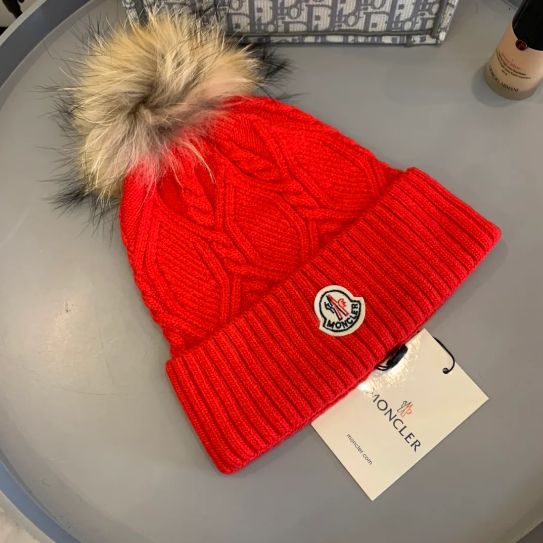 P150 Moncler Mouth Cover. Mercerized wool knit hat! Classic fox fur ball hat! Selected 15cm whole leather back fur, warm and super comfortable~A magical tool for young ladies to reduce age in winter~This is the only thing you need this winter~It is warm and fashionable! The hair ball can be removed!