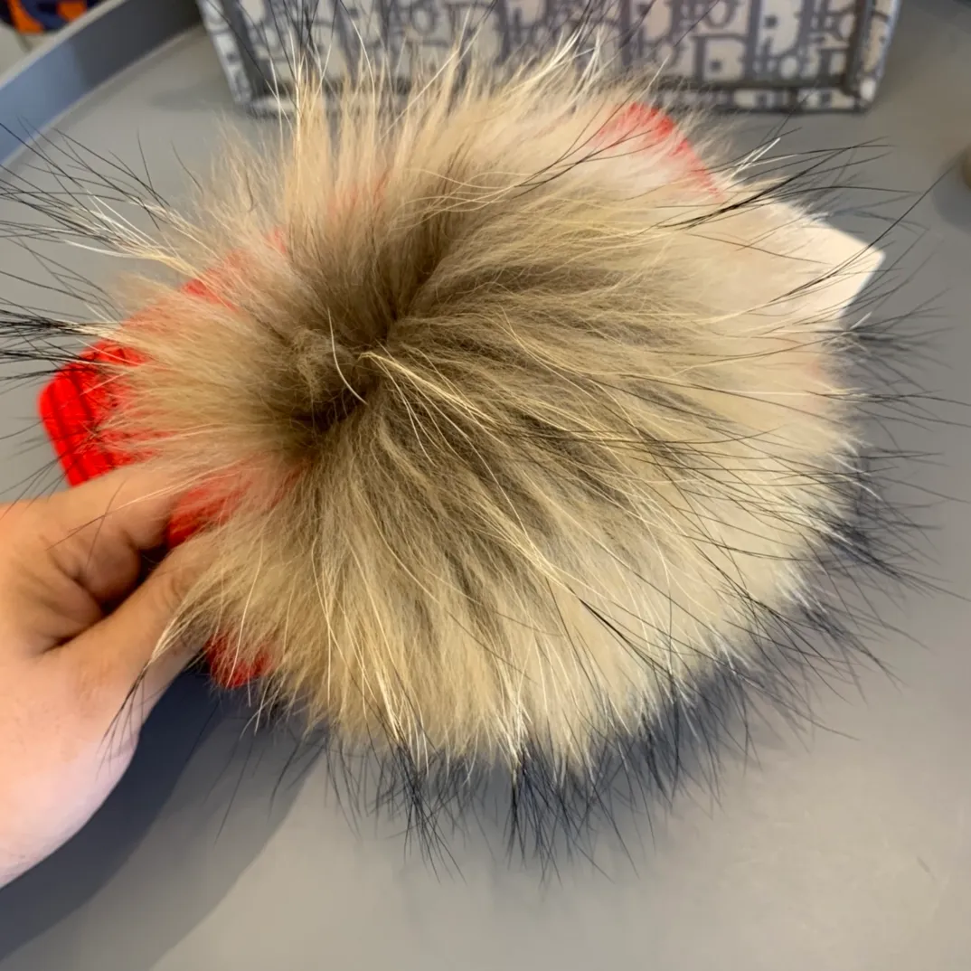P150 Moncler Mouth Cover. Mercerized wool knit hat! Classic fox fur ball hat! Selected 15cm whole leather back fur, warm and super comfortable~A magical tool for young ladies to reduce age in winter~This is the only thing you need this winter~It is warm and fashionable! The hair ball can be removed!