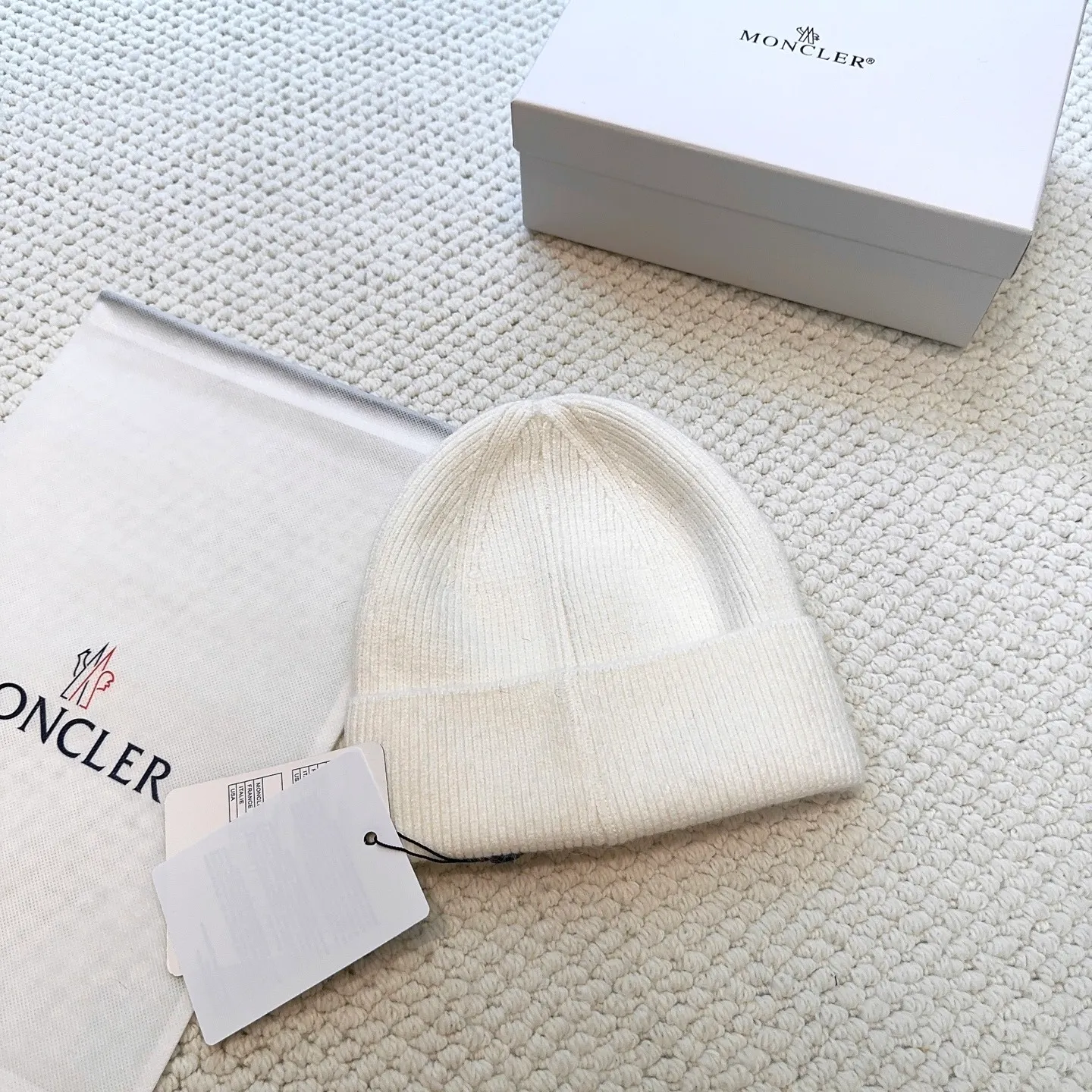 P60 with dust bag, high version Moncler Moncler 💥Official website classic knitted hat, replica of the original. Very soft and skin-friendly, very elastic 💓 Textured and very versatile style ~ Warm cashmere woolen hat, one size fits all and elastic ~ Unisex, can be worn by any head size. Super quality, highly recommended