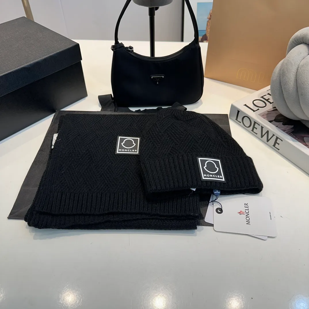 P110 MONCLER classic suit hat! Hat ➕Scarf! Cashmere and Rabbit Velvet Quality! It's warm and super comfortable~A great tool for young ladies to reduce their age in winter~This winter, all you need is a set of hats~It's warm and fashionable! Unisex model! Can be made as a couple model! Complete range of anti-counterfeiting labels and elevators! Many styles, welcome to choose!!