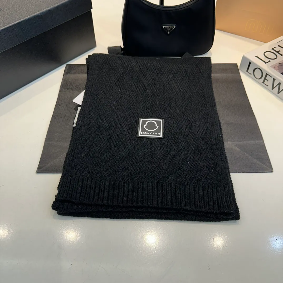 P110 MONCLER classic suit hat! Hat ➕Scarf! Cashmere and Rabbit Velvet Quality! It's warm and super comfortable~A great tool for young ladies to reduce their age in winter~This winter, all you need is a set of hats~It's warm and fashionable! Unisex model! Can be made as a couple model! Complete range of anti-counterfeiting labels and elevators! Many styles, welcome to choose!!