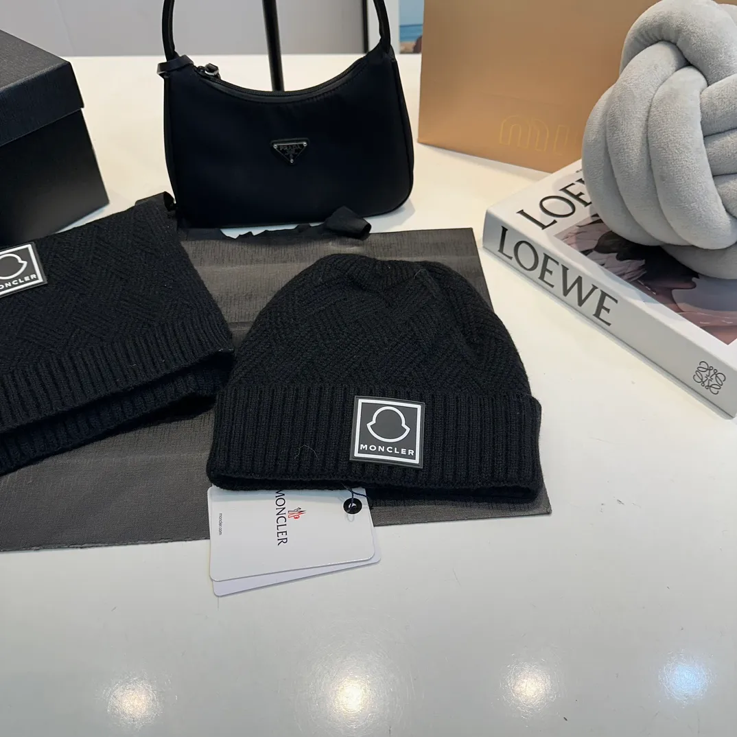 P110 MONCLER classic suit hat! Hat ➕Scarf! Cashmere and Rabbit Velvet Quality! It's warm and super comfortable~A great tool for young ladies to reduce their age in winter~This winter, all you need is a set of hats~It's warm and fashionable! Unisex model! Can be made as a couple model! Complete range of anti-counterfeiting labels and elevators! Many styles, welcome to choose!!