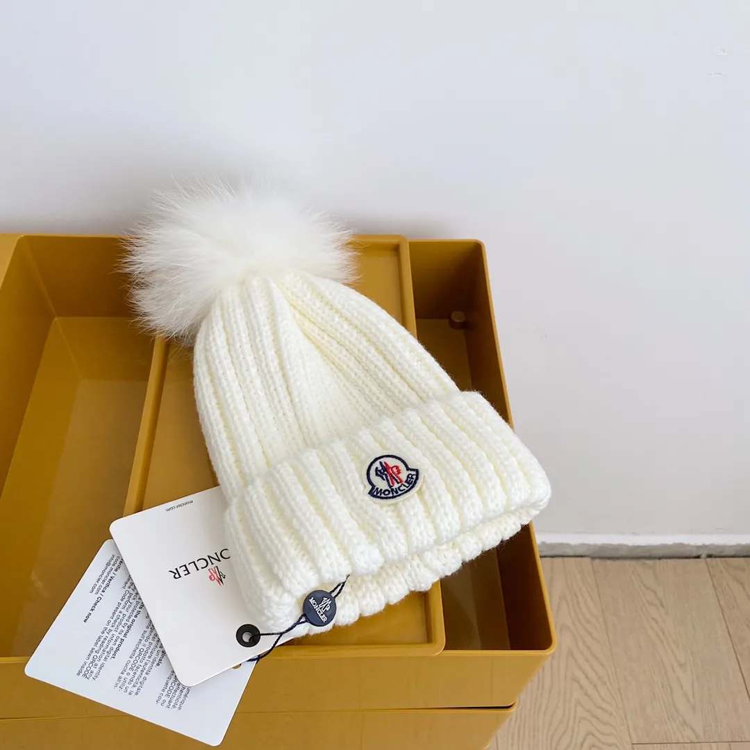 Special batch of 90 Moncler fox fur cold hats, fur ball style, super cute, a must-have for winter, classic series, one size fits all, stretchy