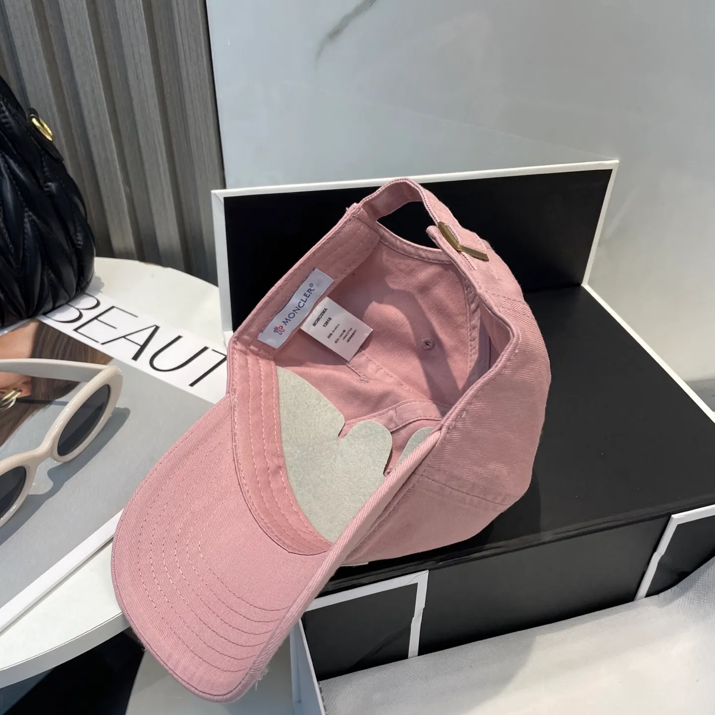 P50 MONCLER new baseball cap, a fashionable street item with a very good style, a favorite among Internet celebrities and fashion bloggers! High quality, comfortable and breathable, concave shape looks good