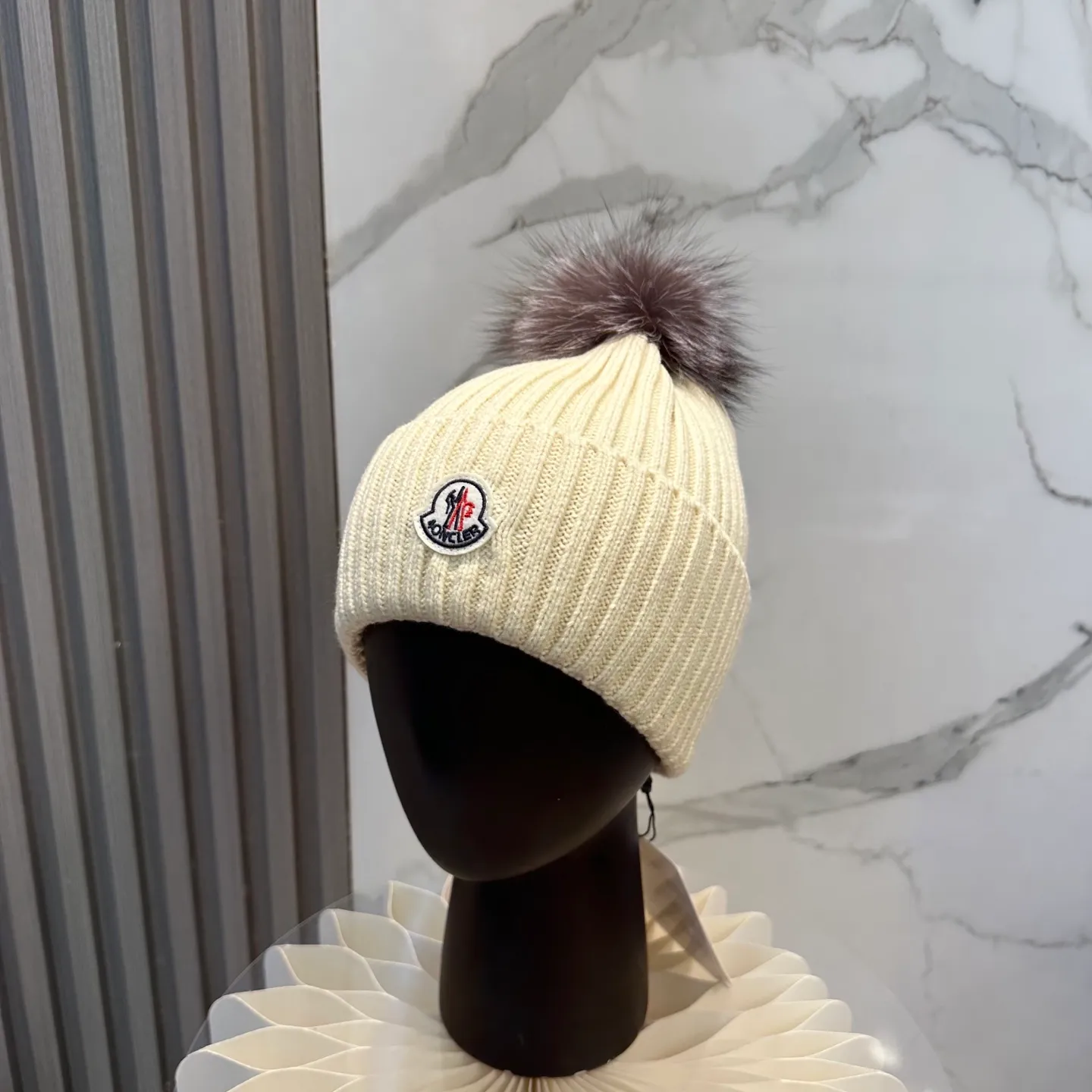 P100 with dust bag, high version Moncler Moncler 💥Official website classic knitted hat, replica of the original. Very soft and skin-friendly, very elastic 💓 Textured and very versatile style ~ Warm cashmere woolen hat, one size fits all and elastic ~ Unisex, can be worn by any head size. Super quality, highly recommended