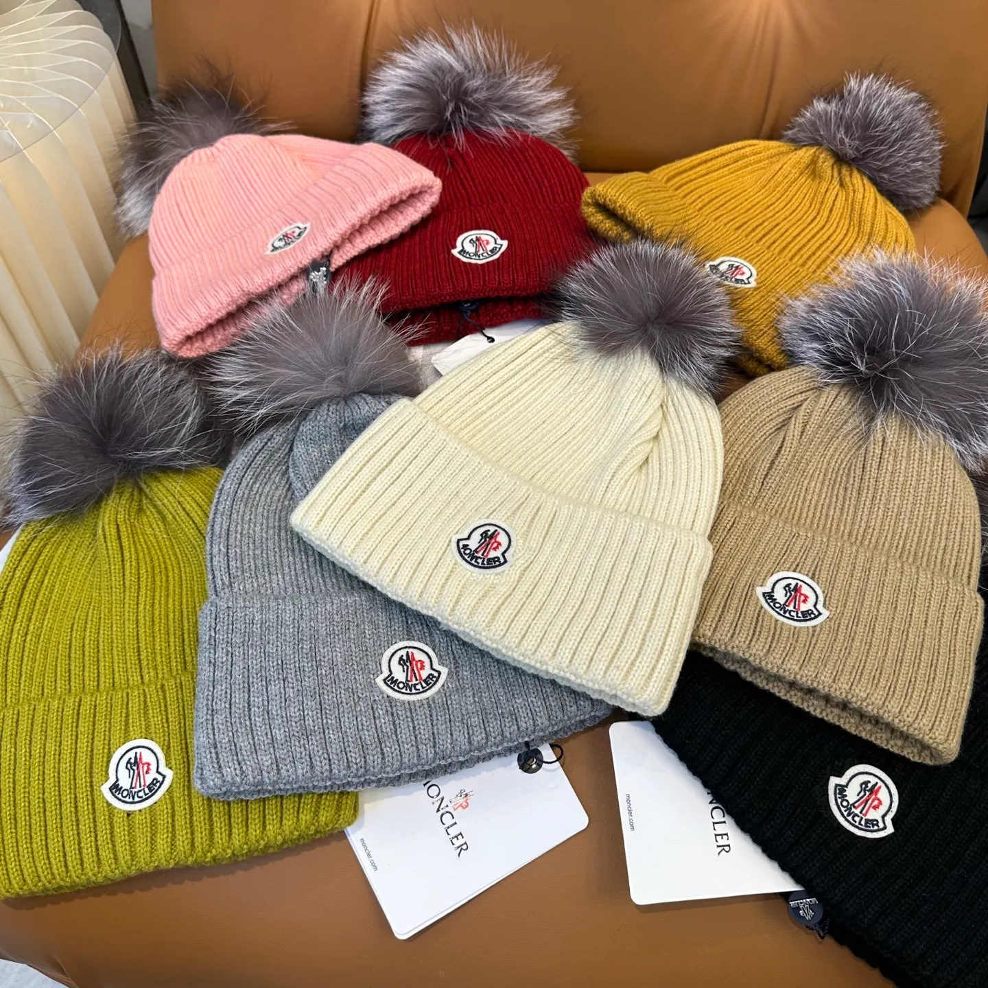 P100 with dust bag, high version Moncler Moncler 💥Official website classic knitted hat, replica of the original. Very soft and skin-friendly, very elastic 💓 Textured and very versatile style ~ Warm cashmere woolen hat, one size fits all and elastic ~ Unisex, can be worn by any head size. Super quality, highly recommended