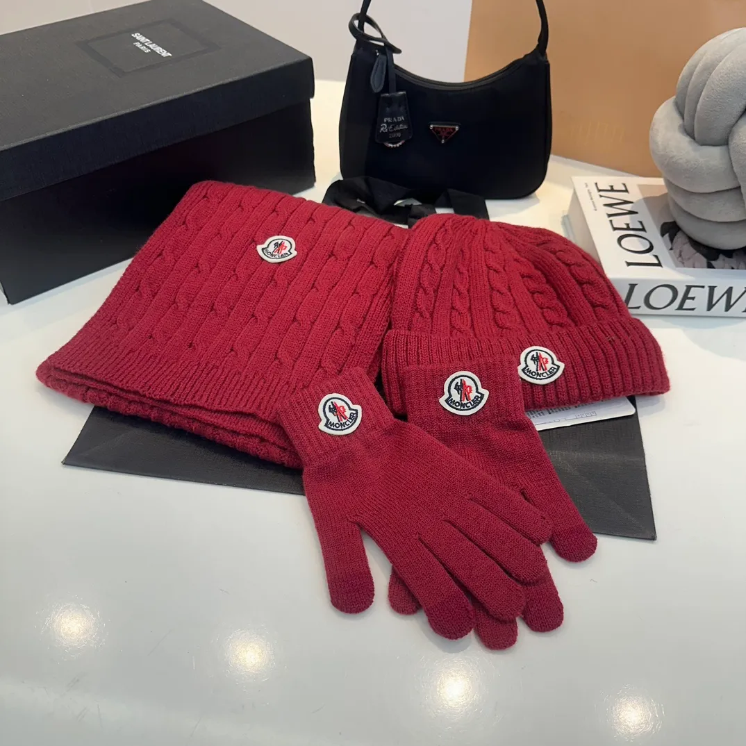 P180 Moncler autumn and winter counter model knitted beanie + scarf + gloves three-piece set, classic pattern, warm and fashionable! Fashionable and popular 🌸First-class texture, pure wool