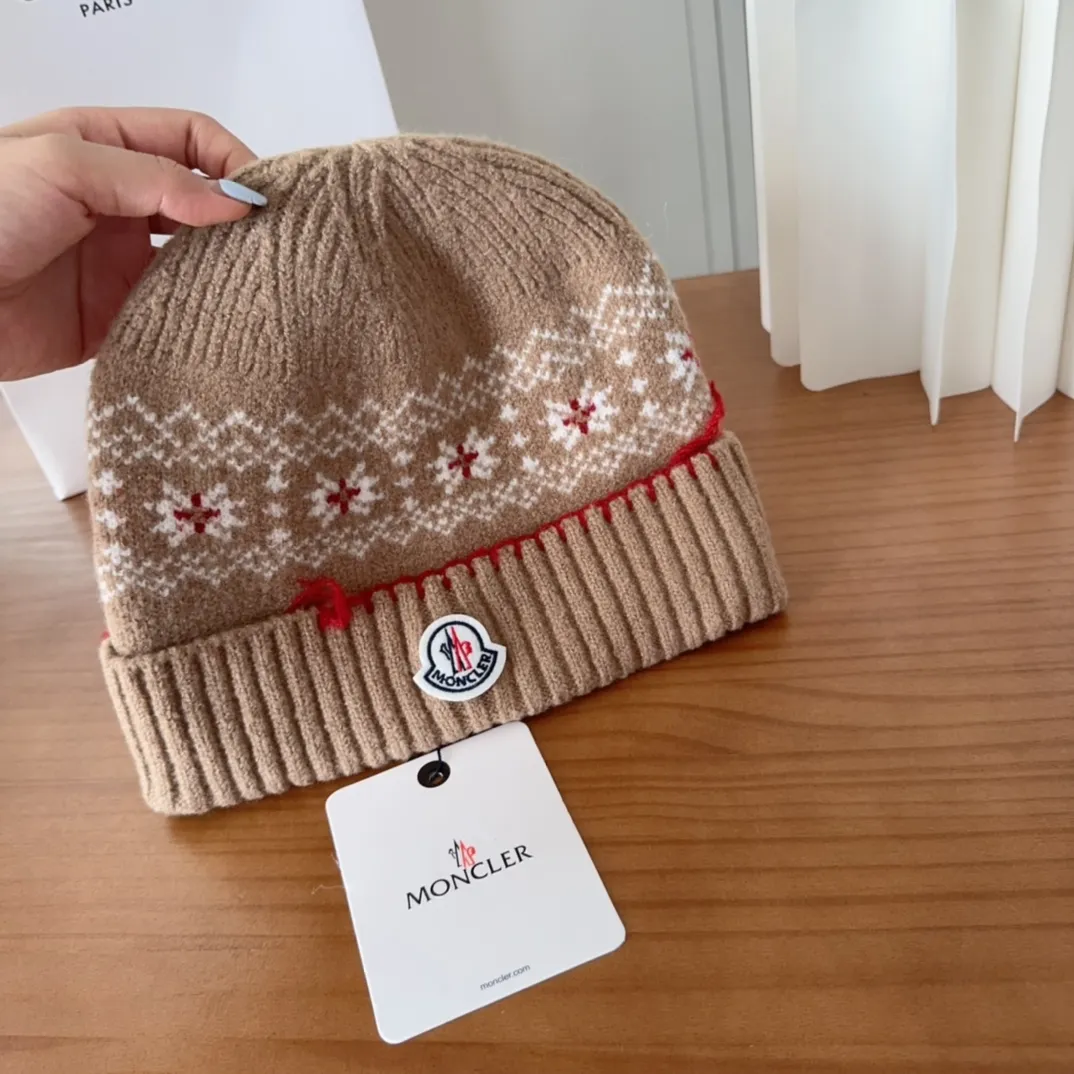 🉐️120 Moncler 25 autumn and winter women's wool knitted warm knitted hat. Cashmere has a soft and waxy texture, authentic quality enjoyment! Extra large fox fur ball 1:1 customized, original mark! High quality in stock!
