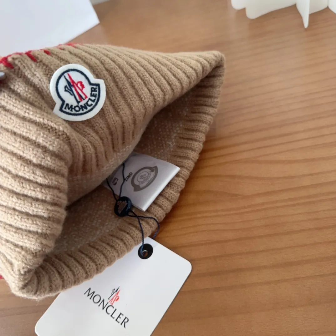 🉐️120 Moncler 25 autumn and winter women's wool knitted warm knitted hat. Cashmere has a soft and waxy texture, authentic quality enjoyment! Extra large fox fur ball 1:1 customized, original mark! High quality in stock!