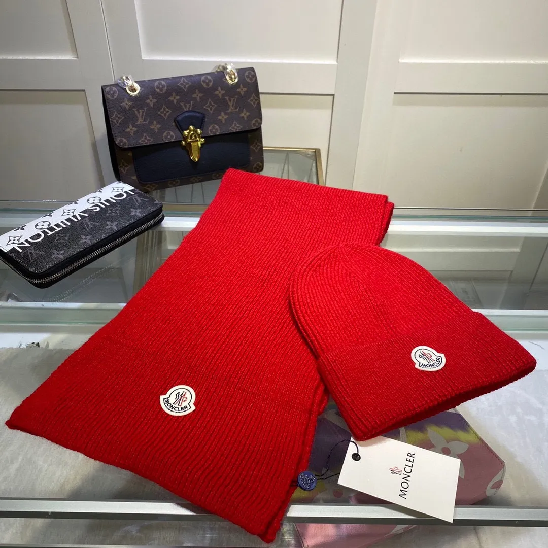 P170 MONCLER classic suit hat! Hat ➕Scarf! Cashmere and Rabbit Velvet Quality! It's warm and super comfortable~A great tool for young ladies to reduce their age in winter~This winter, all you need is a set of hats~It's warm and fashionable! Unisex model! Can be made as a couple model! Complete range of anti-counterfeiting labels and elevators! Many styles, welcome to choose!!