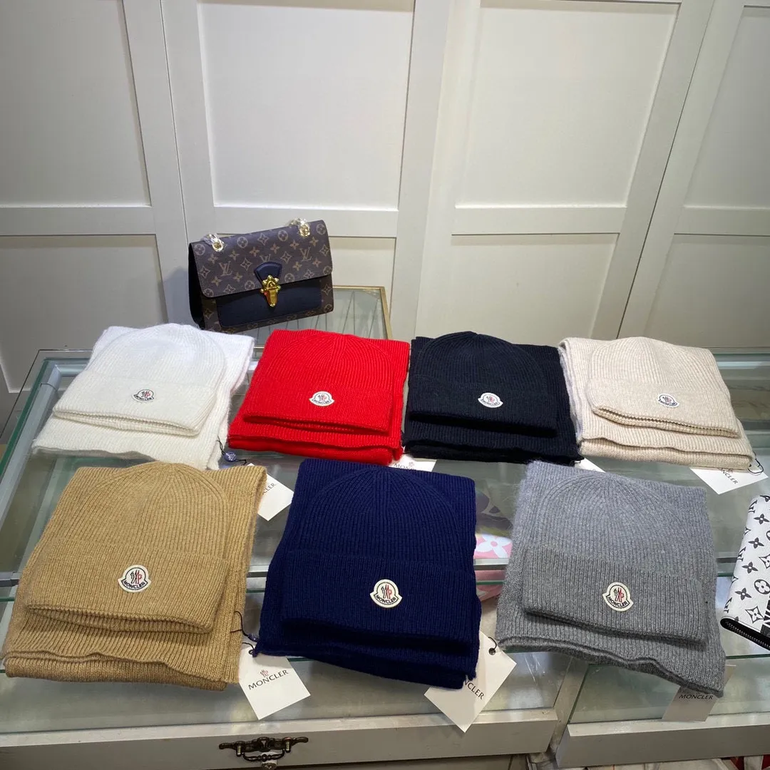 P170 MONCLER classic suit hat! Hat ➕Scarf! Cashmere and Rabbit Velvet Quality! It's warm and super comfortable~A great tool for young ladies to reduce their age in winter~This winter, all you need is a set of hats~It's warm and fashionable! Unisex model! Can be made as a couple model! Complete range of anti-counterfeiting labels and elevators! Many styles, welcome to choose!!