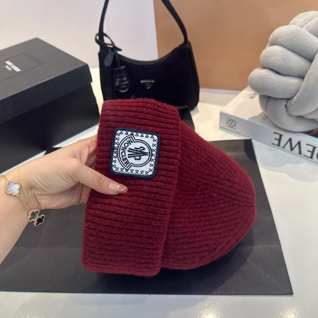 P70 Moncler muffled wool knitted thick edge beanie. It feels extremely soft and waxy. Highly elastic rabbit wool does not deform.