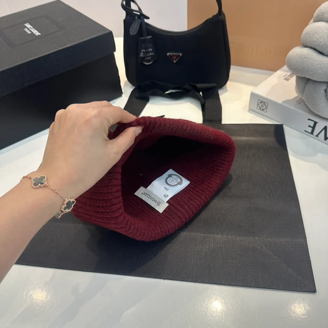 P70 Moncler muffled wool knitted thick edge beanie. It feels extremely soft and waxy. Highly elastic rabbit wool does not deform.