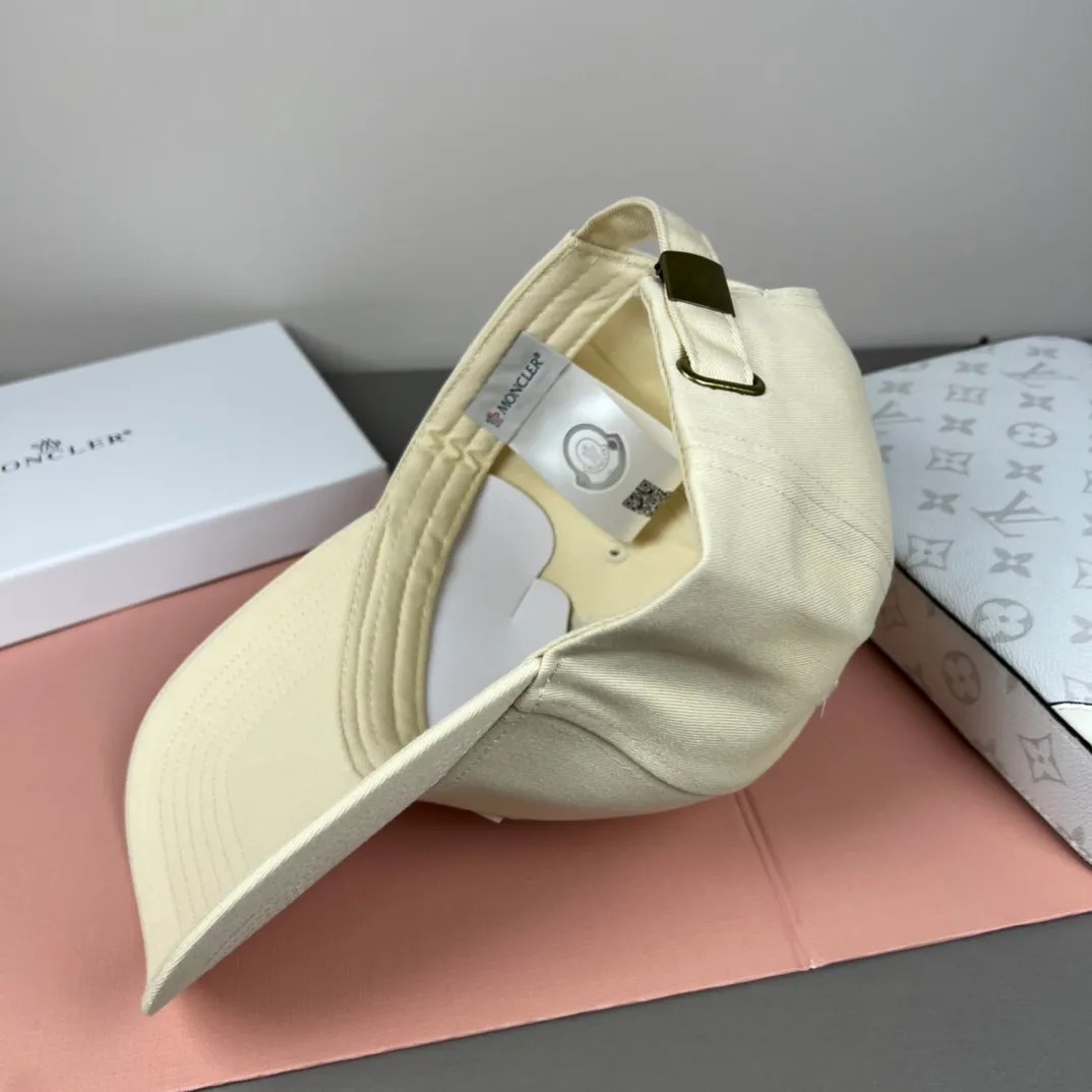 P76 comes with dust bag MONCLER mouth covering 🎩Good quality, high-end atmosphere, super popular 💖The texture is great, it is very easy to match when out on the street! Fashion trends! A must-have item for going out, the same style for men and women, get it now!