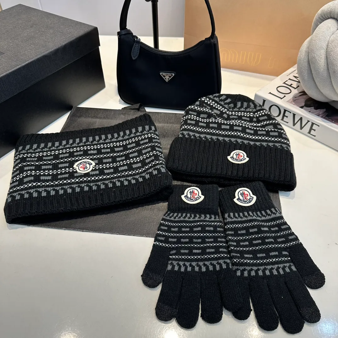 P140 Moncler Moncler 💥 Mouth three-piece set, gloves, hat, scarf, original replica. Very soft and skin-friendly, very elastic 💓 Textured and very versatile style ~ Warm, one size fits all and elastic ~ Unisex, can be worn by any head size. Super quality, highly recommended